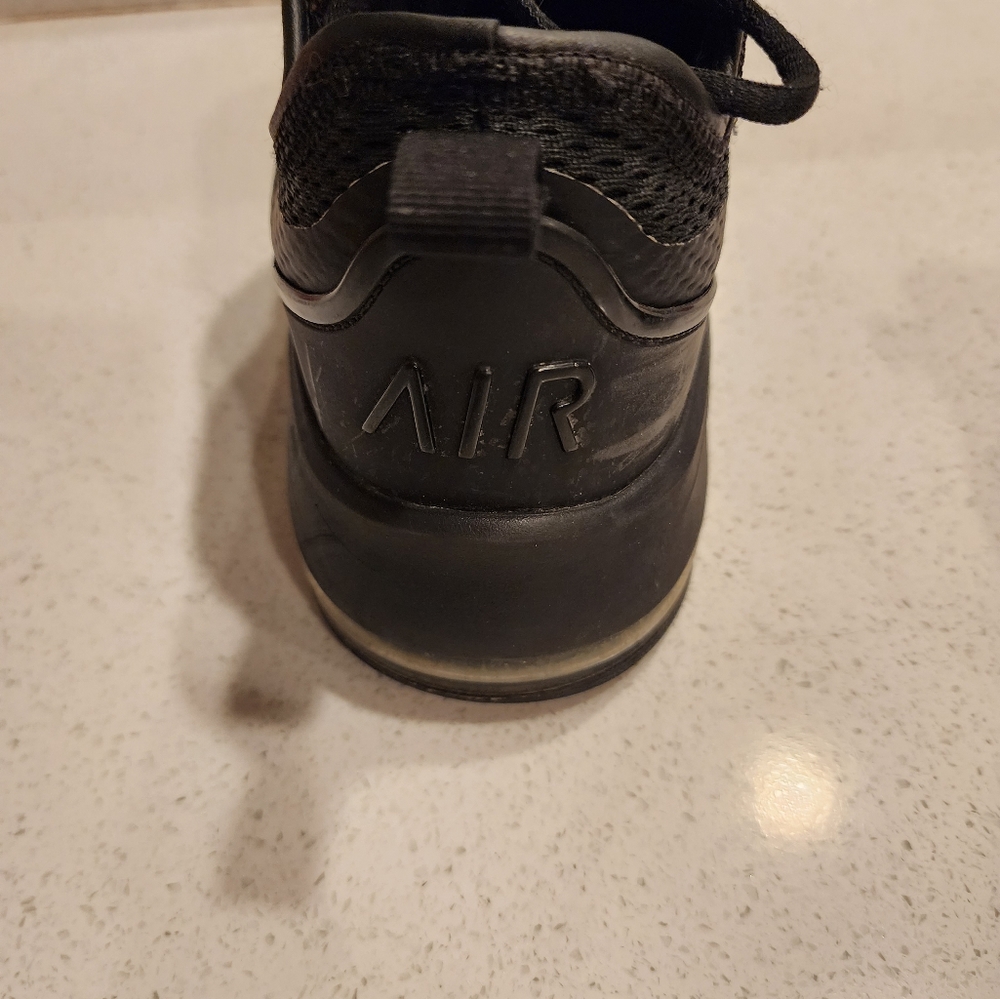 Nike Men's Air Max Motion 2 Shoes